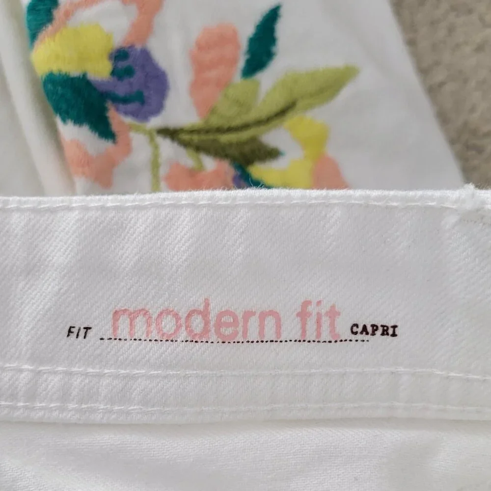 Embroidered Boho Crisp White Denim Cropped Jeans Modern Fit NEW NWT